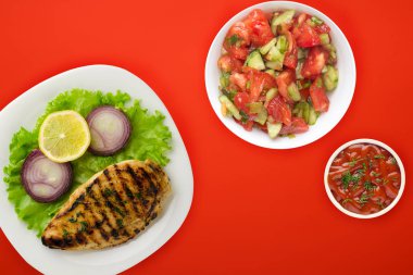  Sebzeli ızgara tavuk, limon, salata, soğan renginde.