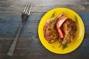 Tahta bir torba üzerinde sebzeli ızgara tavuk budu.