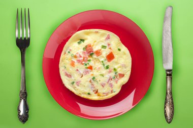 Turuncu arka planda mavi bir tabakta omlet. sağlıklı kahvaltılıklar