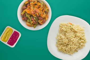 Beyaz tabakta vermicelli. Renkli arkaplanda vermicelli 