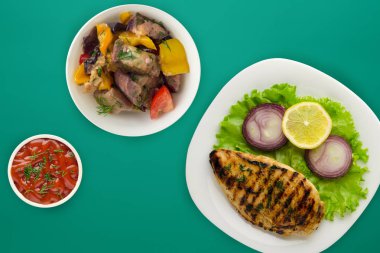  Sebzeli ızgara tavuk, limon, salata, soğan renginde.