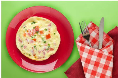 Turuncu arka planda mavi bir tabakta omlet. sağlıklı kahvaltılıklar