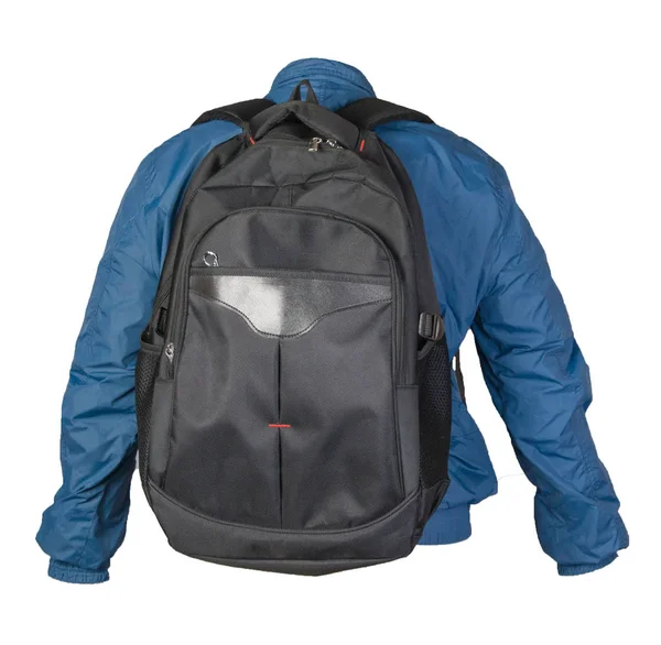 Черный рюкзак, одетый в синюю куртку, изолированный на белой спине — стоковое фото