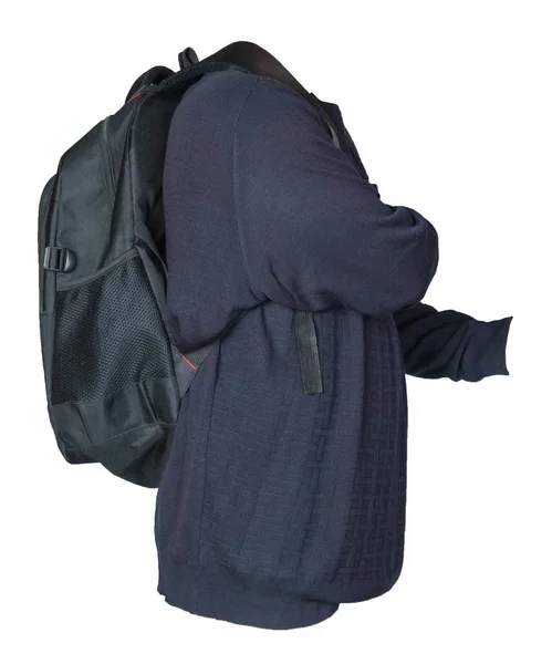 Schwarzer Rucksack bekleidet mit einem Strickpullover auf weißem Grund — Stockfoto