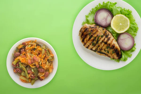Курка на грилі з овочами лимон, салат, цибуля) на кольорі — стокове фото