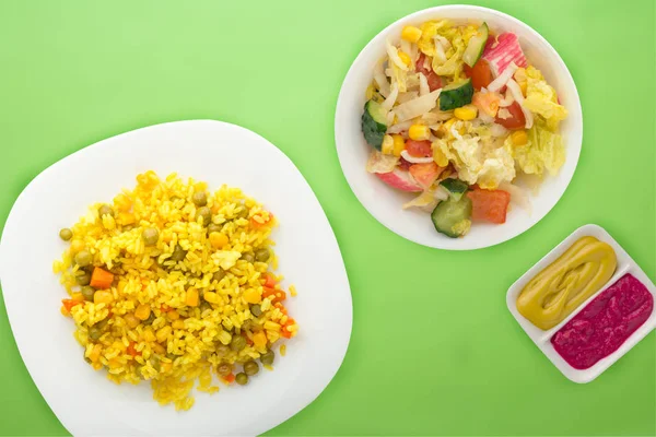 Comida asiática saludable. arroz amarillo en un plato blanco con verduras —  Fotos de Stock