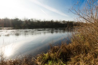 Sonbaharda günbatımında sakin nehir.
