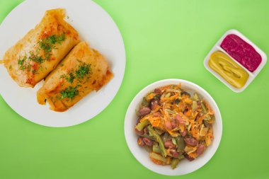  sebze salatası ve soslu beyaz bir tabakta lahana rulosu.. 