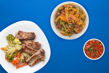 Brokoli, havuç ve sarımsaklı domuz pirzolası.