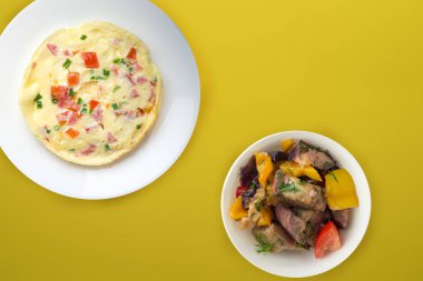 Renkli arka planda beyaz bir tabakta omlet. sağlıklı mola