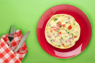 Turuncu arka planda mavi bir tabakta omlet. sağlıklı kahvaltılıklar