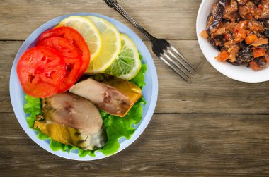 bir plaka üzerinde füme uskumru 