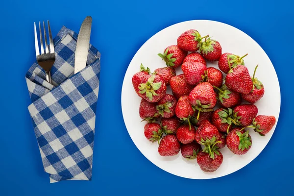 Strawberries on a white plate top view. Strawberries on the back — Stock Photo, Image