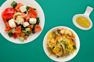  Renkli arka planda Yunan salatası. Beyaz pla üzerinde Yunan salatası