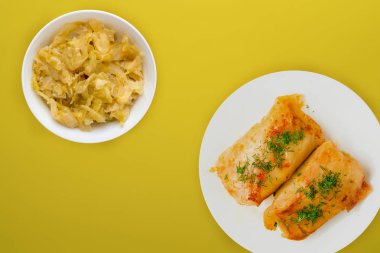  sebze salatası ve soslu beyaz bir tabakta lahana rulosu.. 