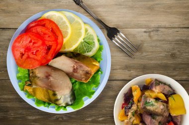 bir plaka üzerinde füme uskumru 