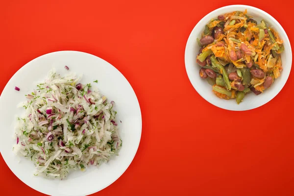 Insalata daikon, cipolla e aneto su uno sfondo colorato. insalata su una — Foto Stock