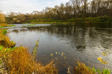 Sonbaharda günbatımında sakin nehir.