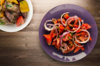 domates, soğan, ahşap arka plan üzerinde bir tabakta rezene