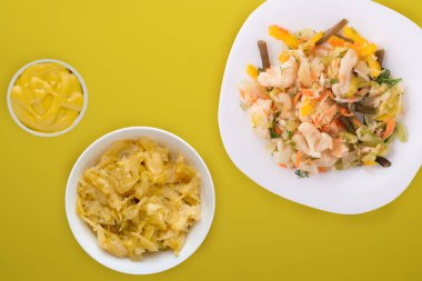  Beyaz tabakta sebze turşusu. Renkli vejetaryen yemekleri