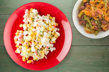 bir tepside Yengeç Salatası 