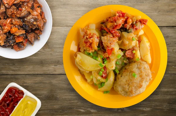 Cutlets with potatoes and stewed tomatoes. — Stock Photo, Image