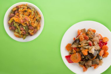 Beyaz tabakta sebze güveci. Renkli sebzeler. 