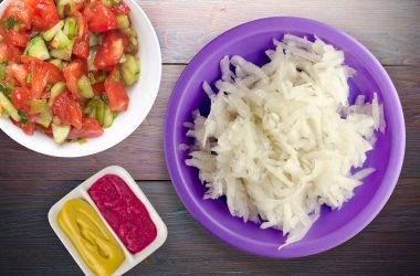 Daikon ahşap arka plan üzerinde 