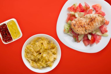 Domates salatası, salatalık ve soğanlı ızgara tavuk göğsü.. 