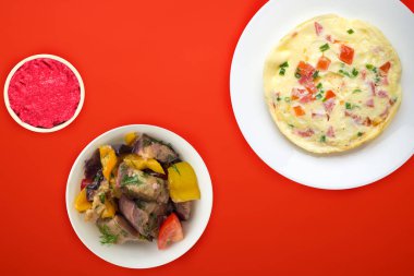 Renkli arka planda beyaz bir tabakta omlet. sağlıklı mola