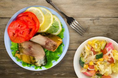 bir plaka üzerinde füme uskumru 