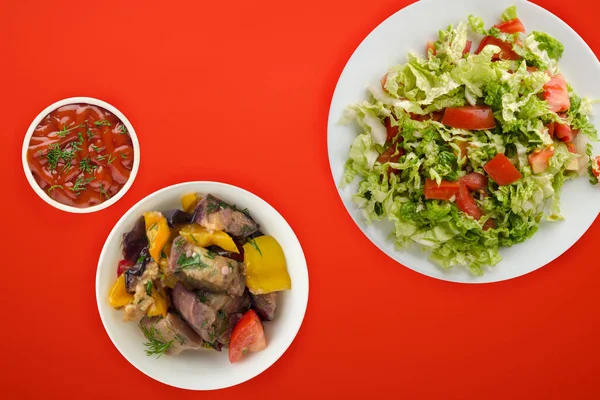 Comida vegetariana. tomates, cebolas, endro em uma chapa branca em um co — Fotografia de Stock