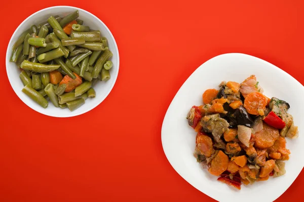 Рагу из овощей на белой тарелке. тушеные овощи на цветных — стоковое фото