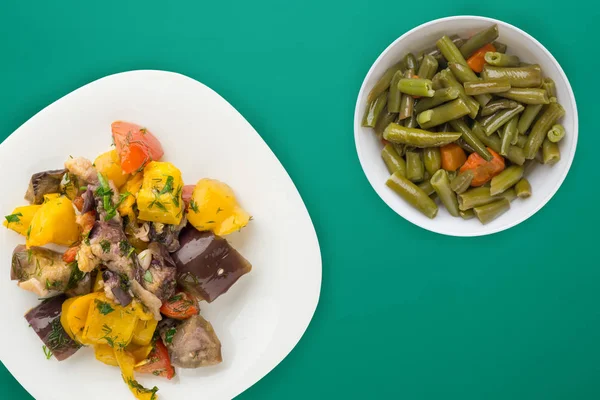 Vejetaryen yemeği. Tabakta sotelenmiş patlıcan. Sağlıklı yiyecekler — Stok fotoğraf
