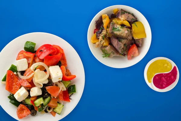 Salade grecque sur fond coloré. Salade grecque sur un pla blanc — Photo