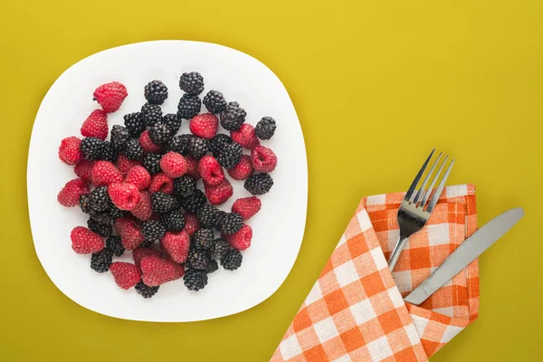 Blackberry and raspberry on a white plate. blackberry and raspb — Stock Photo, Image