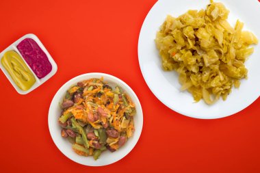  Renkli arka planda beyaz bir tabakta haşlanmış lahana. haşlanmış