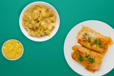  sebze salatası ve soslu beyaz bir tabakta lahana rulosu.. 