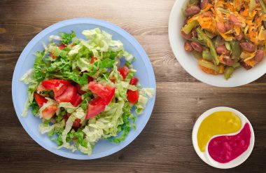  ahşap arka plan üzerinde bir tabakta lahana domates salatası