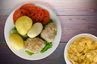  göğsü bir tabak patates ile