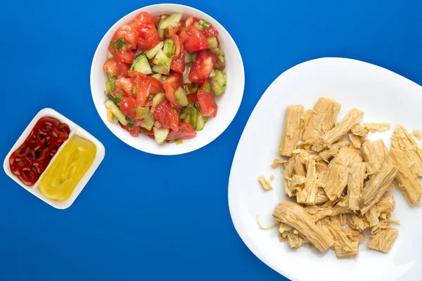 Fideos de espárragos de soja en un plato blanco sobre un fondo de color . — Foto de Stock