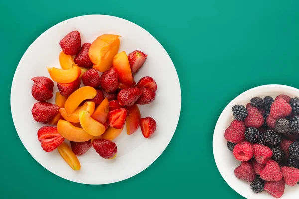 Healthy food. Strawberries and apricots on a white plate. fresh — Stock Photo, Image
