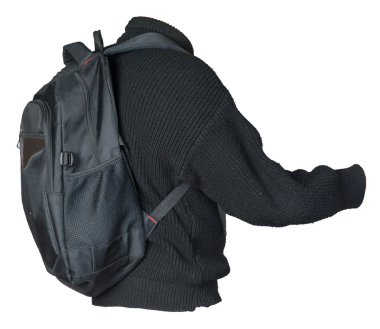  Örgü kazak giymiş siyah bir sırt çantası.