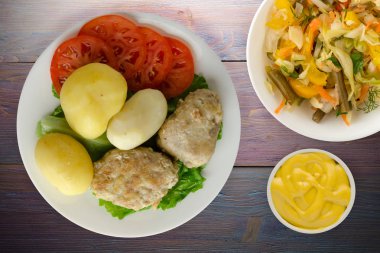  göğsü bir tabak patates ile