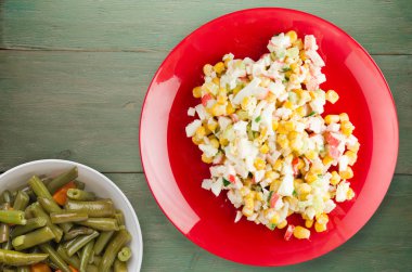 bir tepside Yengeç Salatası 