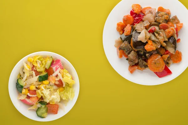 Рагу из овощей на белой тарелке. тушеные овощи на цветных — стоковое фото