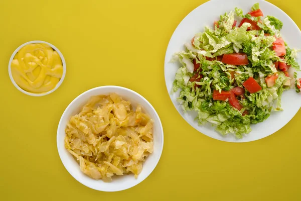 Comida vegetariana. tomates, cebollas, eneldo en un plato blanco en una co —  Fotos de Stock