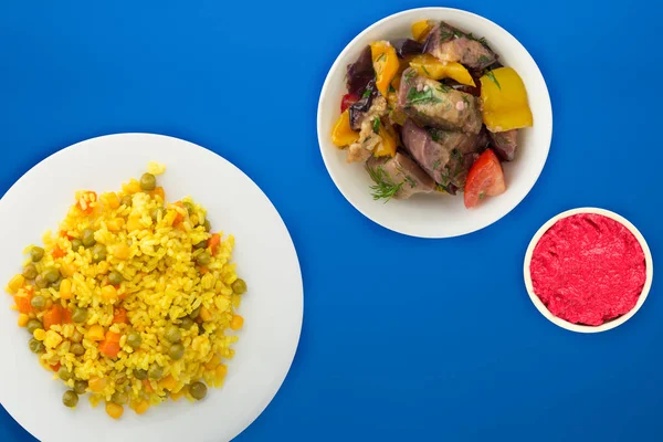 Comida asiática saludable. arroz amarillo en un plato blanco con verduras —  Fotos de Stock