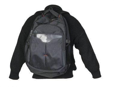 Siyah bir sırt çantası, örülmüş bir süveter giymişti.