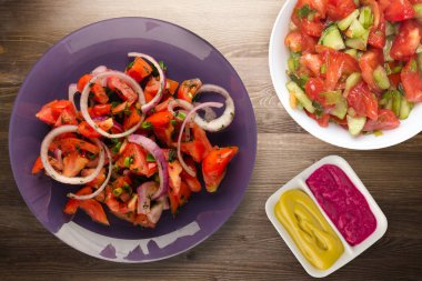 domates, soğan, ahşap arka plan üzerinde bir tabakta rezene